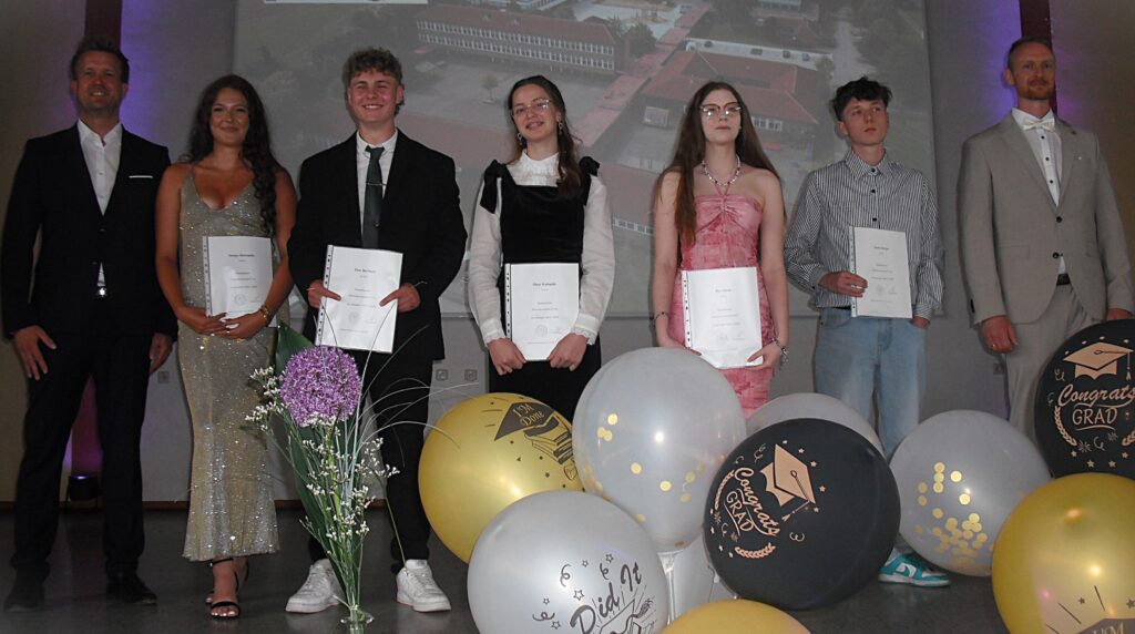 Ehrung beste Schüler Jan Hendrik Osterhold, Soraya Sniatkowska, Elias Berthold, Olena Krykopolo, Mia Haase, Sascha Becker und Michael Stracke